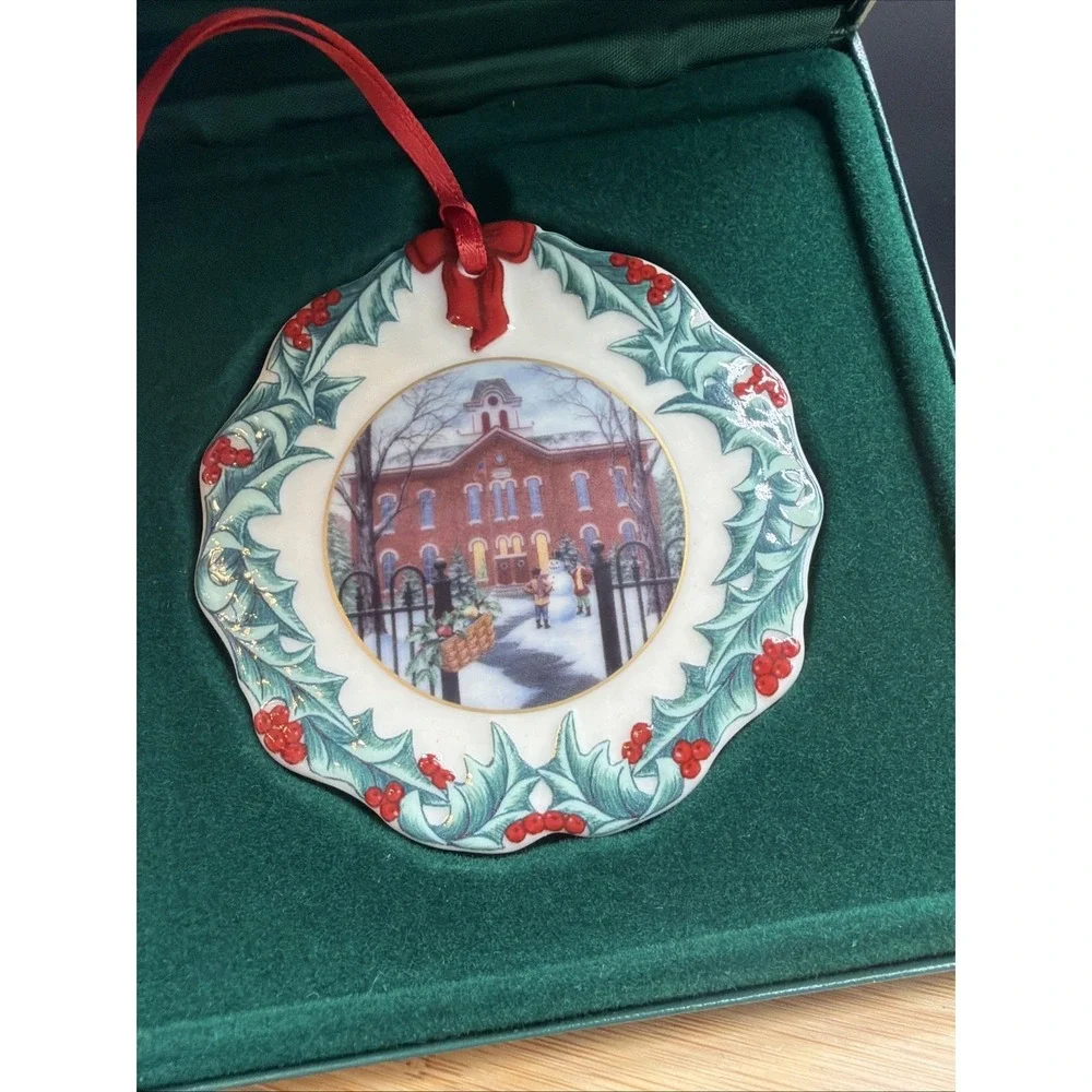 Longaberger 1996 Collectors Club Christmas Ornament Hometown Holly New in Box US
